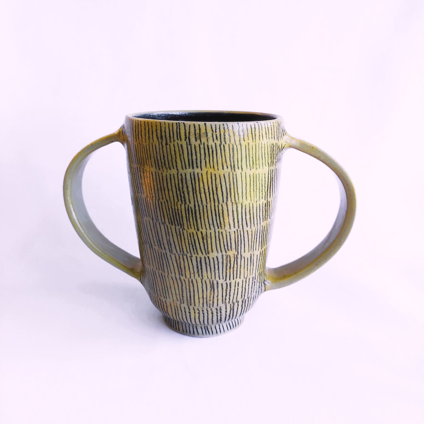 Large cup/mug with two handles - Small features