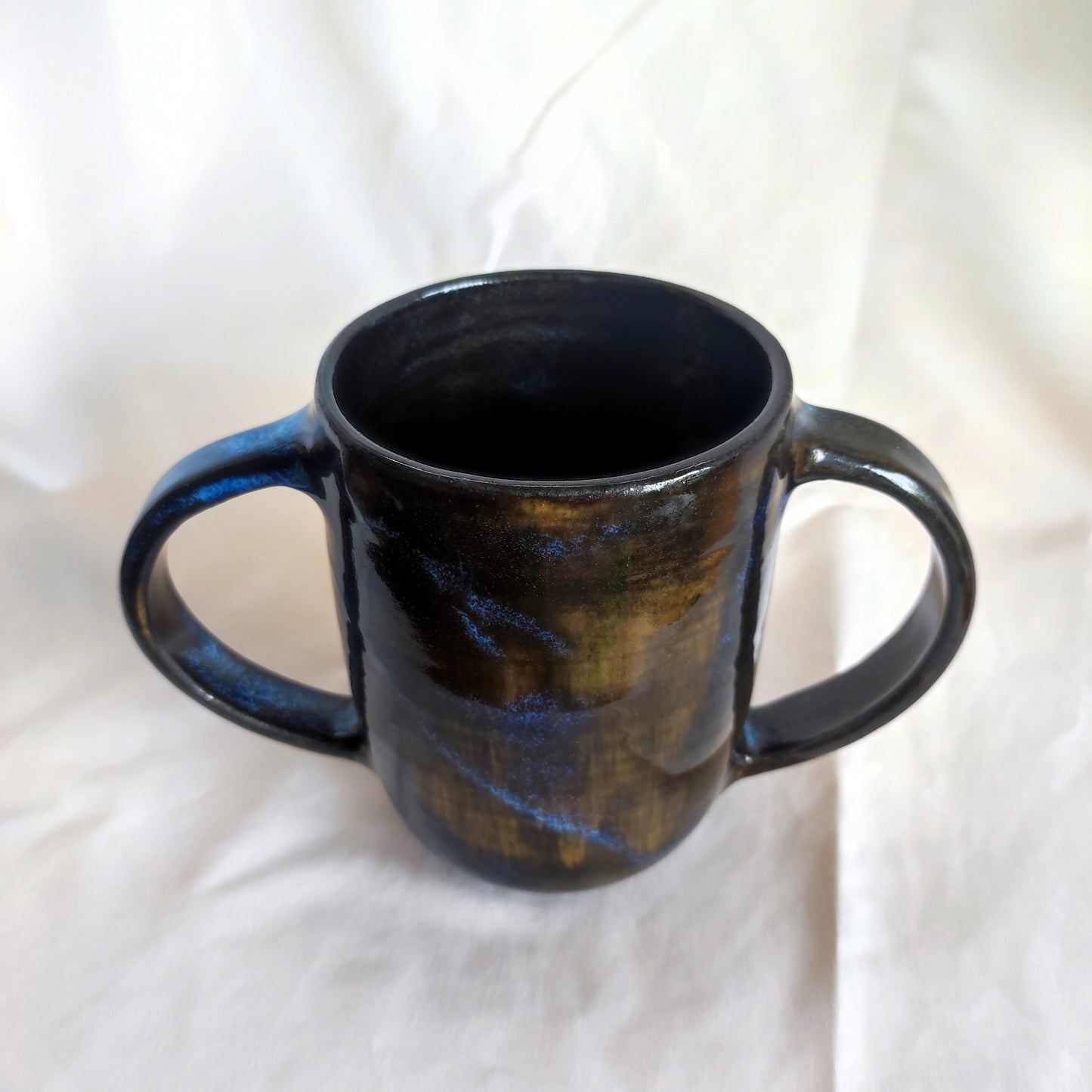 Large cup/mug with two handles - Small features