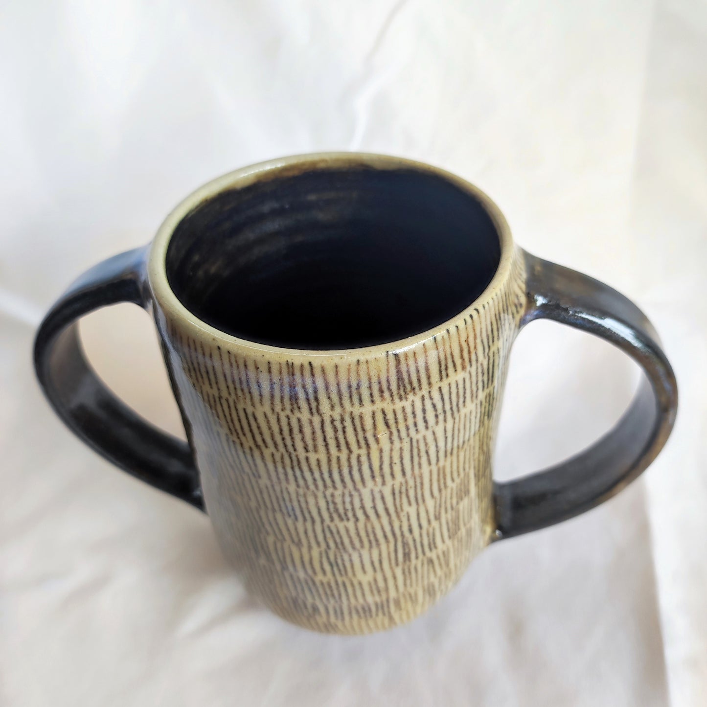 Large cup/mug with two handles - Small features