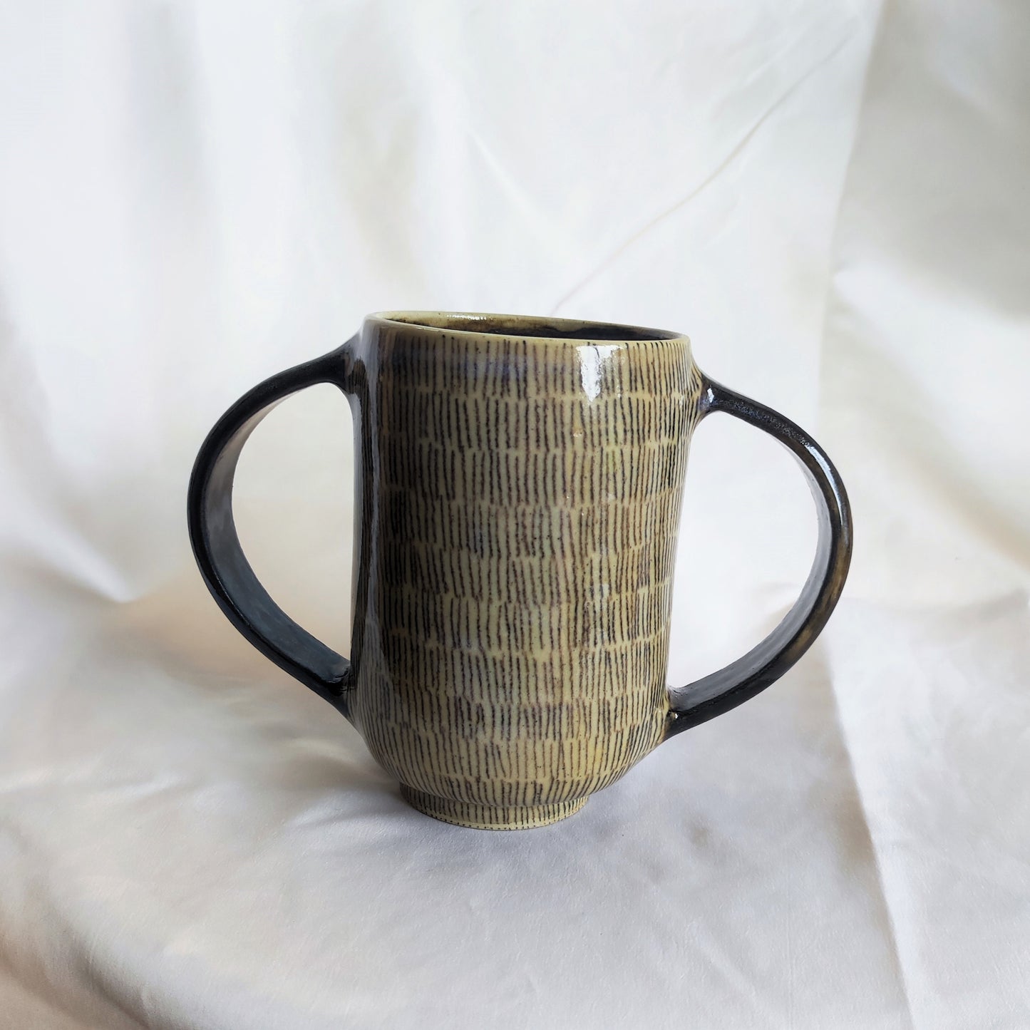 Large cup/mug with two handles - Small features