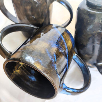 Large cup/mug with two handles - Small features