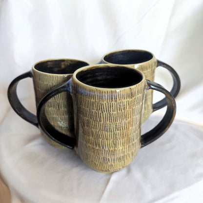 Large cup/mug with two handles - Small features