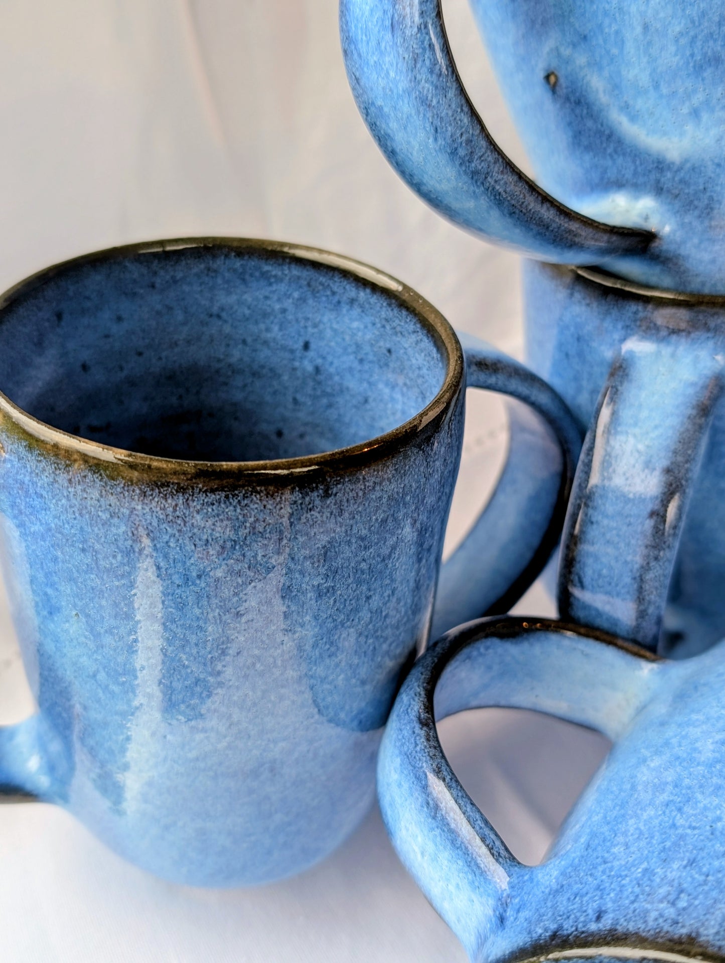 Large cup/mug with two handles - Small features