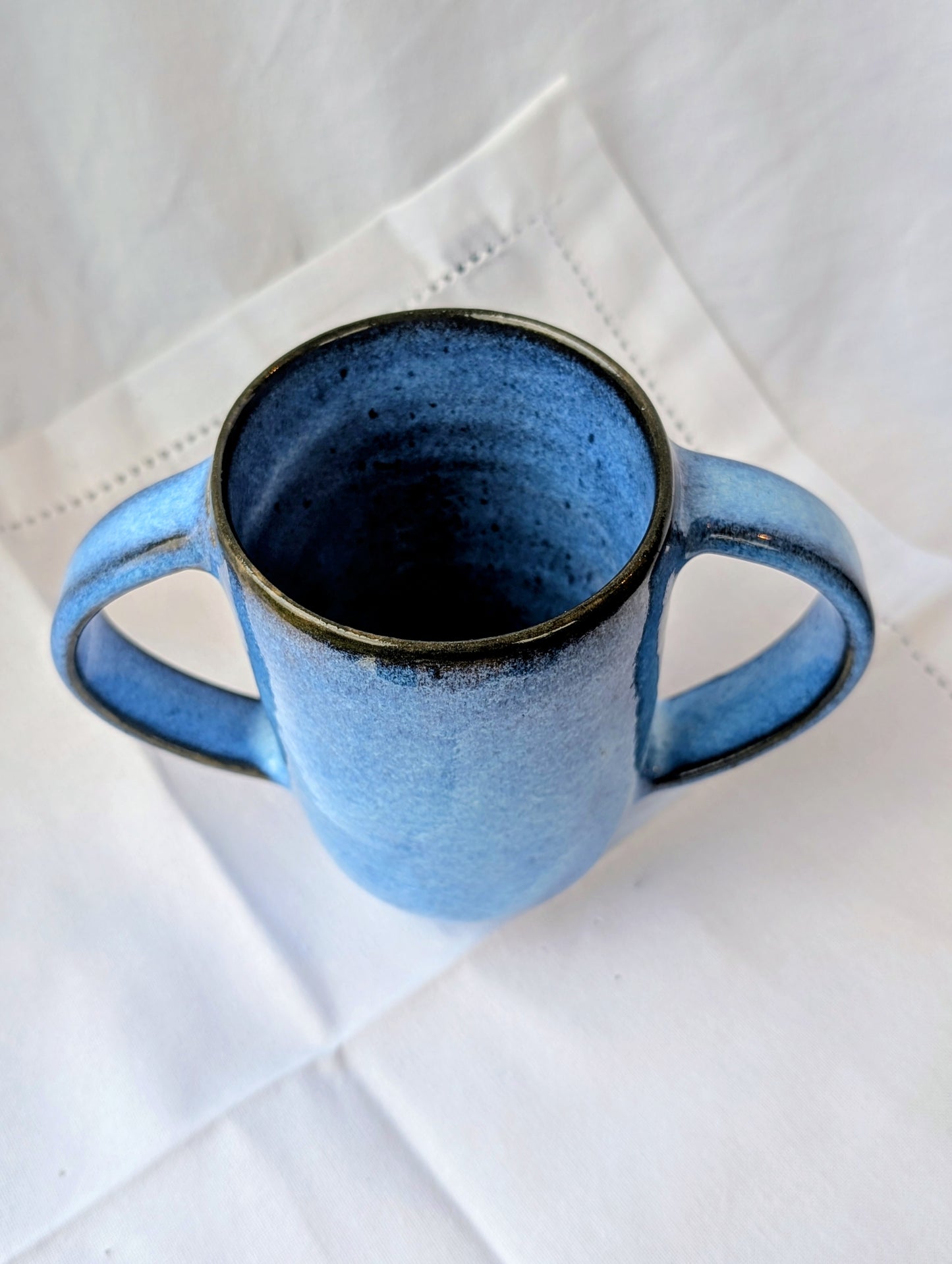 Large cup/mug with two handles - Small features