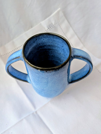 Large cup/mug with two handles - Small features